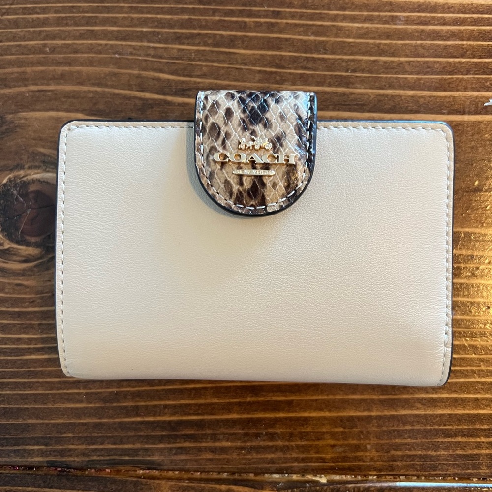 Like new condition! Original tags included! Coach medium corner zip wallet